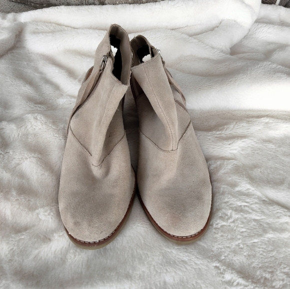 Dolce Vita Beige Clogs - Picture 2 of 6